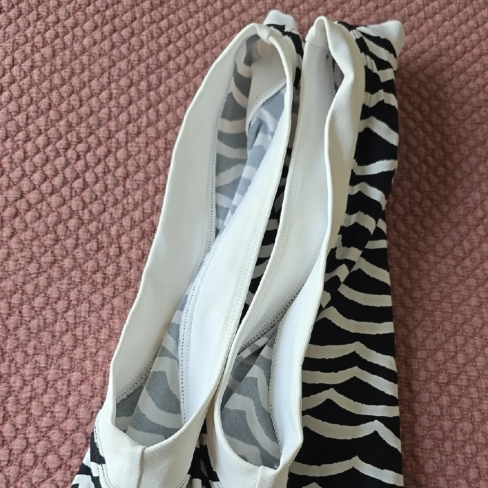 Seafolly Black and White Wave Pattern Rash guard Vest Top - Picture 13 of 14